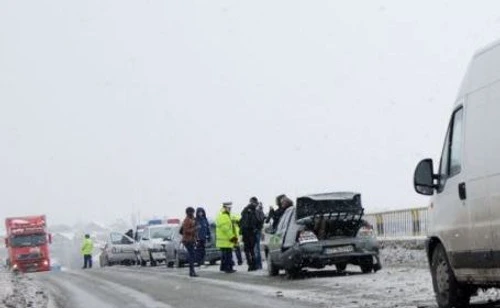 În urma accidentului, trei maşini au fost avariate