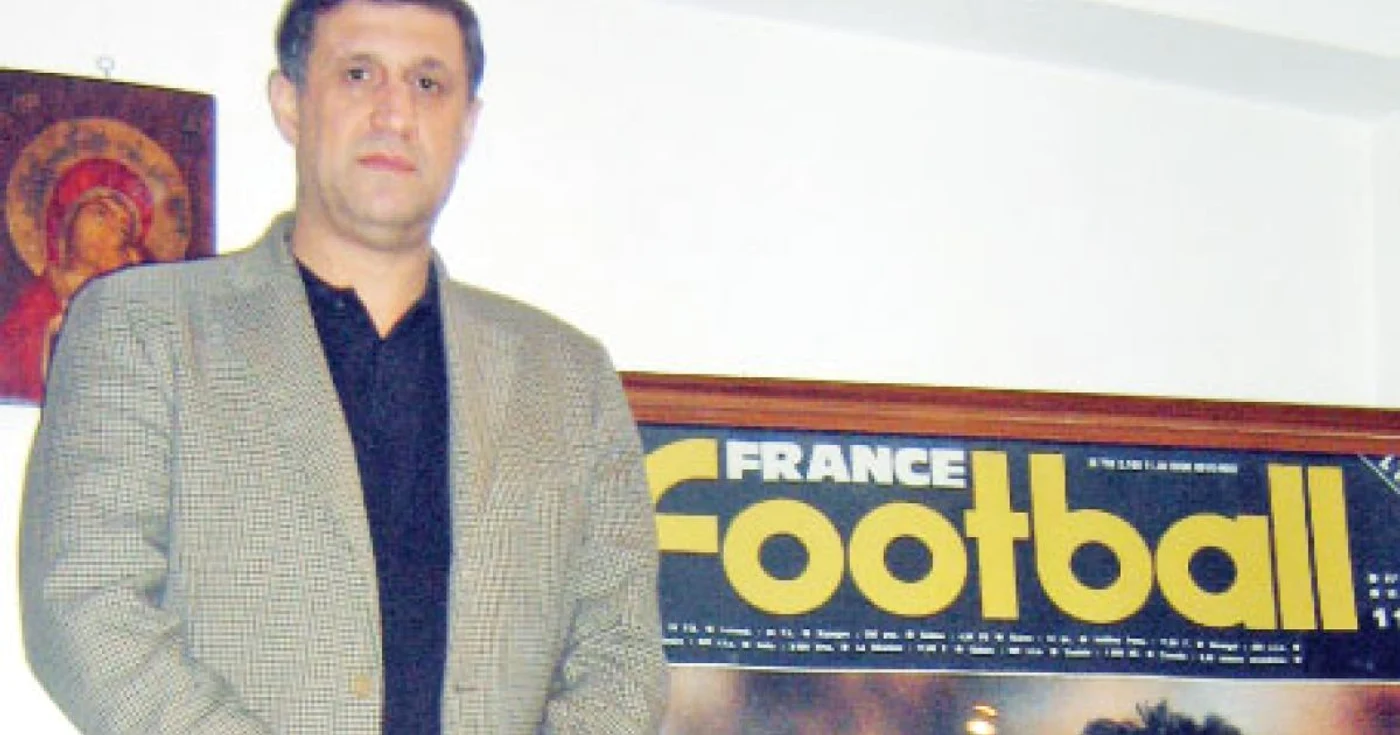 Rodion Cămătaru  se mândreşte că a ajuns  pe coperta revistei „France Football“, după ce a câştigat „Gheata de Aur“  în 1987 