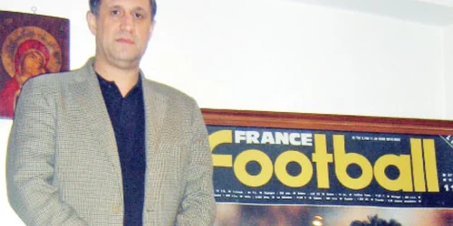 Rodion Cămătaru  se mândreşte că a ajuns  pe coperta revistei „France Football“, după ce a câştigat „Gheata de Aur“  în 1987 