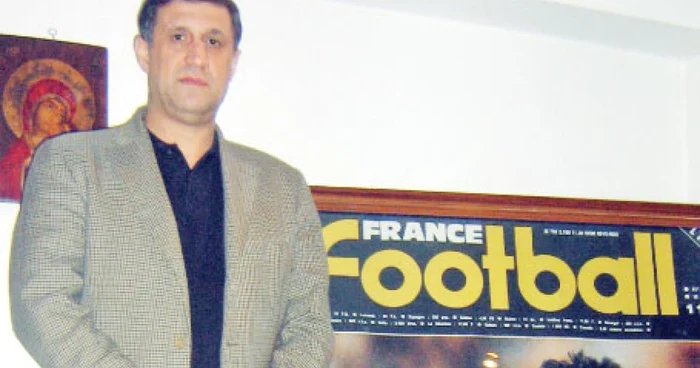 Rodion Cămătaru  se mândreşte că a ajuns  pe coperta revistei „France Football“, după ce a câştigat „Gheata de Aur“  în 1987 