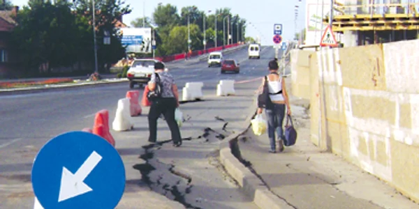 Asfalt surpat de construcţia unui bloc