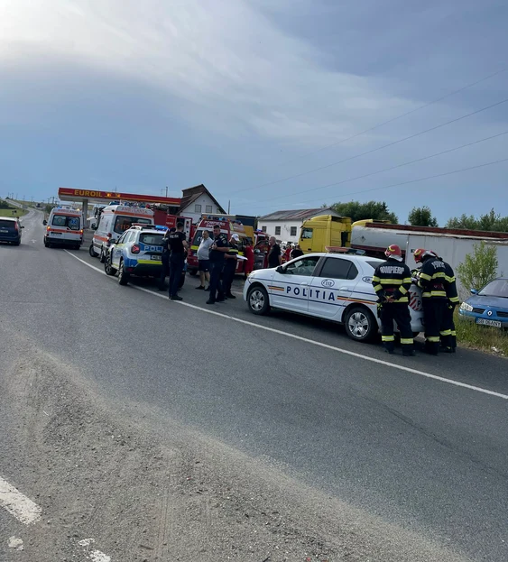Microbuz școlar plin cu minori implicat într-un accident pe DN1 în Sibiu Sursă ISU Sibiu