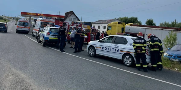 Microbuz școlar plin cu minori implicat într-un accident pe DN1 în Sibiu Sursă ISU Sibiu