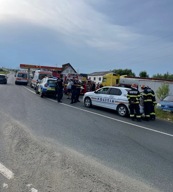Microbuz școlar plin cu minori implicat într-un accident pe DN1 în Sibiu Sursă ISU Sibiu