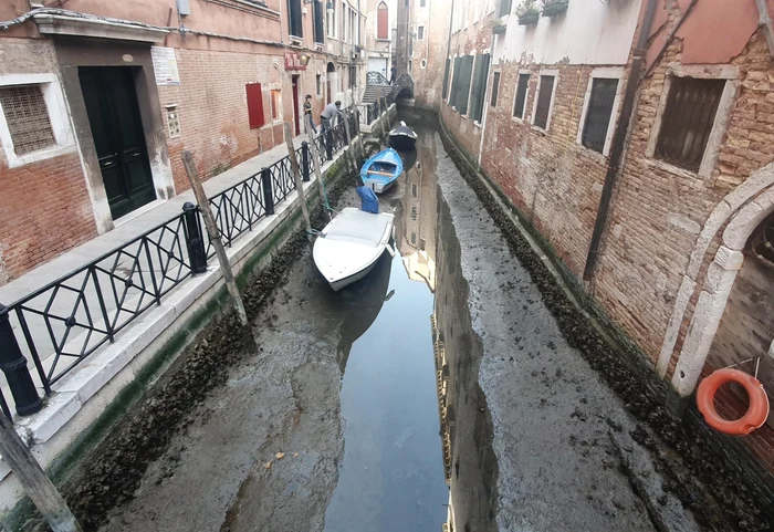 
    Canalele venețiene arătau  dezolant, după retragerea apelor   