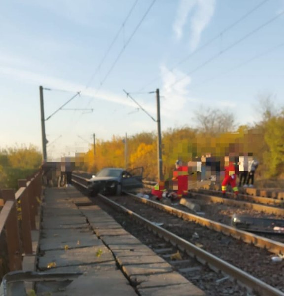 O tânără de 21 de ani a murit, iar un bărbat şi un copil de doi ani sunt grav răniți după ce mașina în care se aflau a fost lovită de un tren, în Dolj