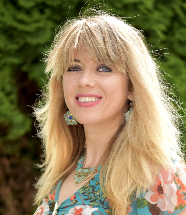 Scriitoarea Ioana Nicolaie
