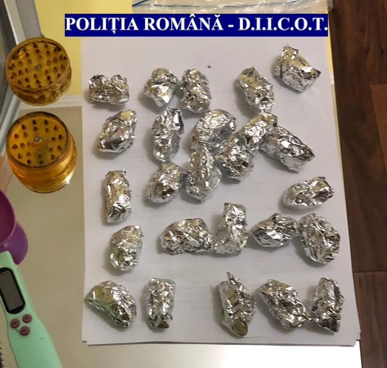 Canabis confiscat din locuinţa unui vâlcean bănuit de droguri de risc Foto Poliţia Română