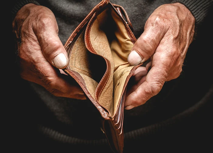 Mulți români nu reușesc să economisească din salariu și rămân repede cu portofelul gol Foto: Shutterstock