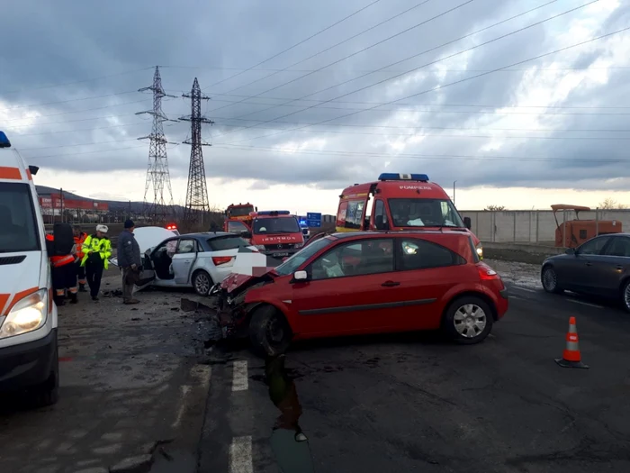 Două autoturisme s-au lovit frontal