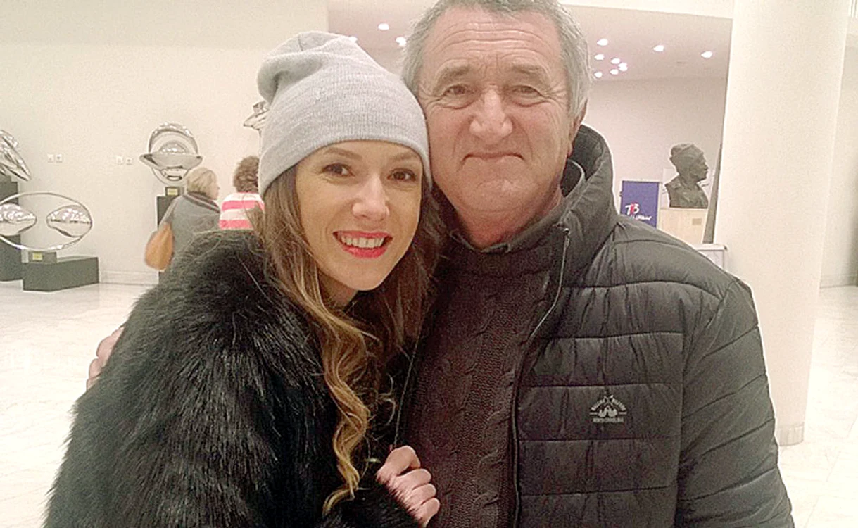 
    Luni seară, Adela  şi tatăl ei, domnul  Doru, au mers la concertul  Alexandrei Uşurelu  