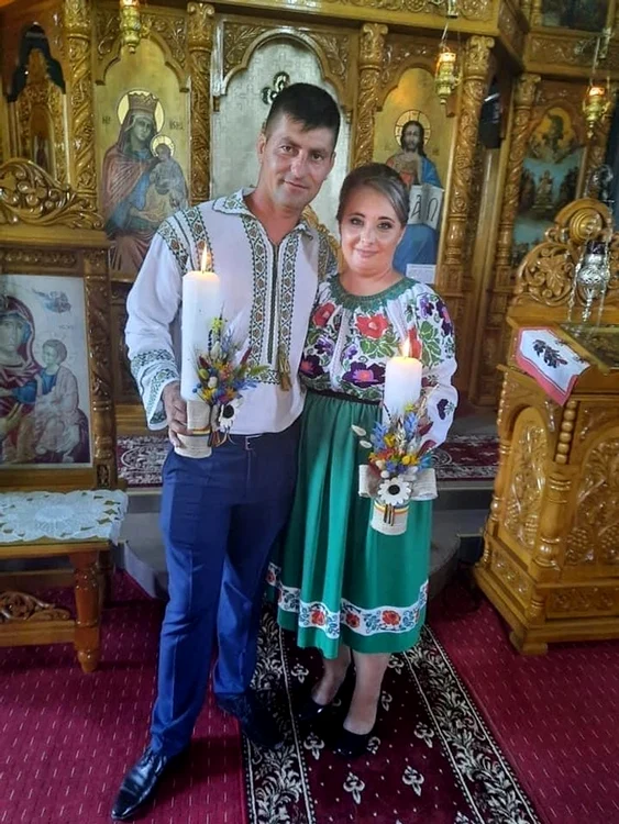 Tineri în costume populare, la cununia religioasă