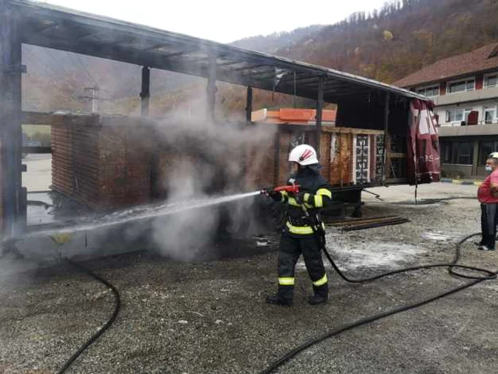 TIR în flăcări pe DN 7 - Valea Oltului în Racoviţa - judeţul Vâlcea Foto Adevărul