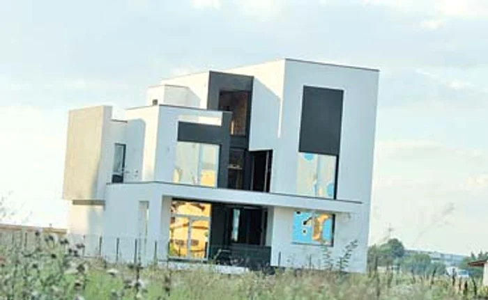A început construcţia casei în urmă cu trei ani