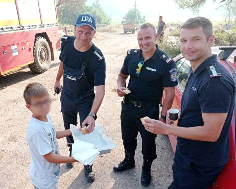 
    Pompierii români au fost primiți cu prăjituri și porumb fiert de către copiiFOTO Facebook/ IGSU  