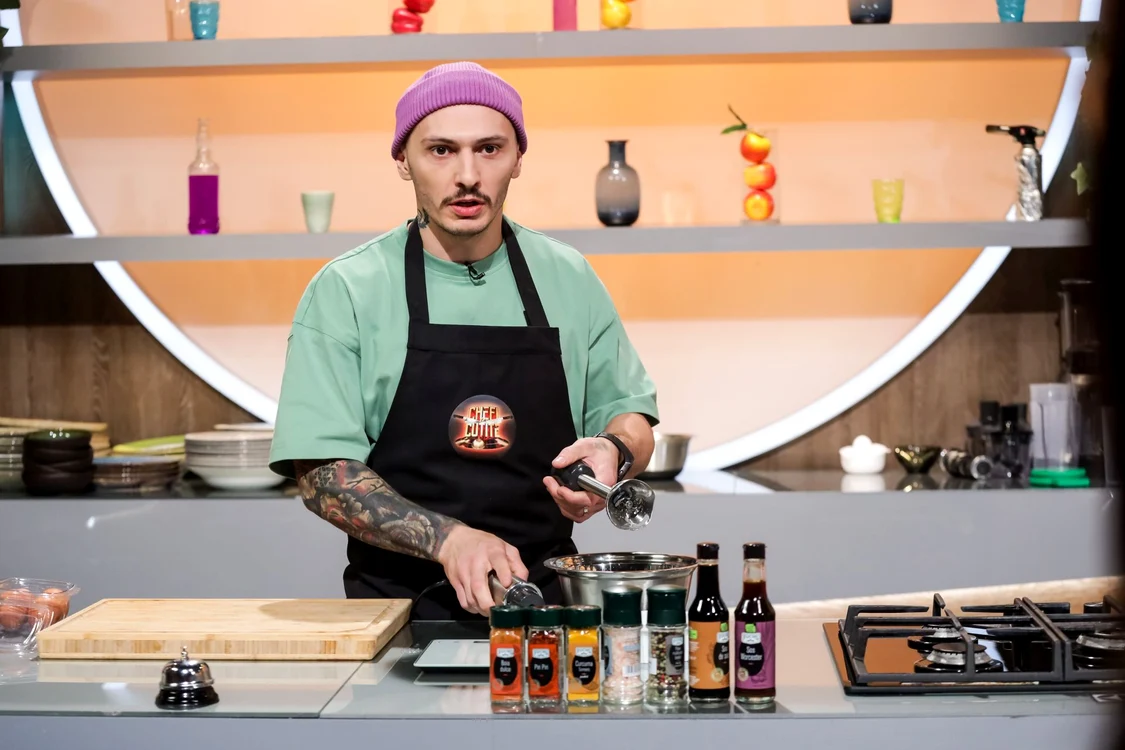  Alexandru Bunea gătește în platoul „Chefi la cuțite“ FOTO Antena 1