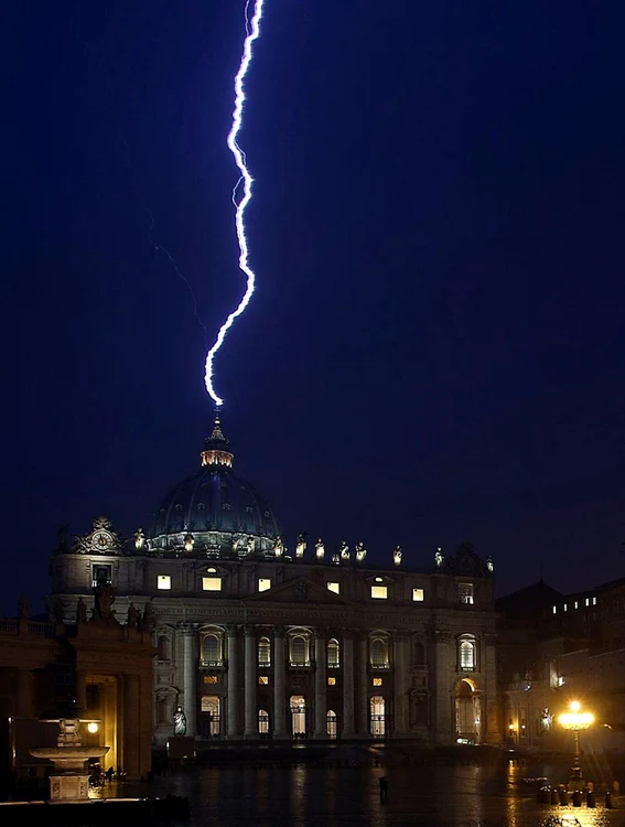 fulger Vatican (FOTO: Reuters)