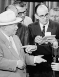 Secretarul General al Partidului Comunist al Uniunii Sovietice, Nikita Hruşciov, discută cu vicepreședintele american Richard Nixon, la Moscova, în 1959 (© Library of Congress)