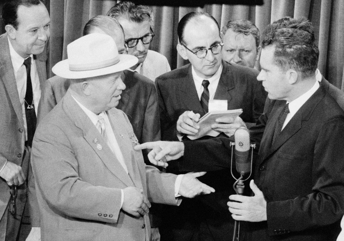 Secretarul General al Partidului Comunist al Uniunii Sovietice, Nikita Hruşciov, discută cu vicepreședintele american Richard Nixon, la Moscova, în 1959 (© Library of Congress)
