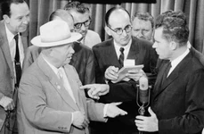Secretarul General al Partidului Comunist al Uniunii Sovietice, Nikita Hruşciov, discută cu vicepreședintele american Richard Nixon, la Moscova, în 1959 (© Library of Congress)
