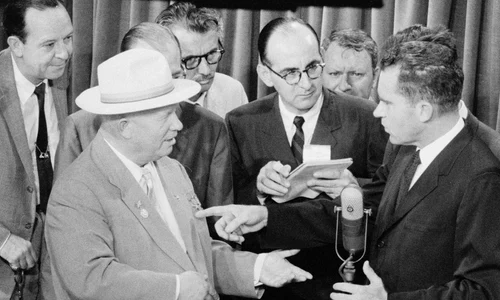 Secretarul General al Partidului Comunist al Uniunii Sovietice, Nikita Hruşciov, discută cu vicepreședintele american Richard Nixon, la Moscova, în 1959 (© Library of Congress)