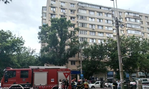 Un lift a căzut în gol la Ministerul Transporturilor din București. Mai multe persoane care se aflau înăuntru au fost rănite FOTO: Adevărul