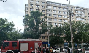 Un lift a căzut în gol la Ministerul Transporturilor din București. Mai multe persoane care se aflau înăuntru au fost rănite FOTO: Adevărul