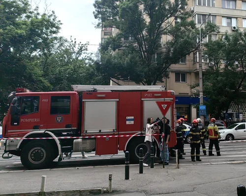 Un lift a căzut în gol la Ministerul Transporturilor din București. Mai multe persoane care se aflau înăuntru au fost rănite FOTO: Adevărul