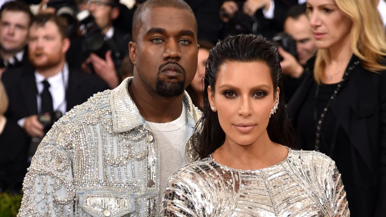 
    Kayne West a avut o apariţie şocantă la nunta prietenului său Foto:Getty   