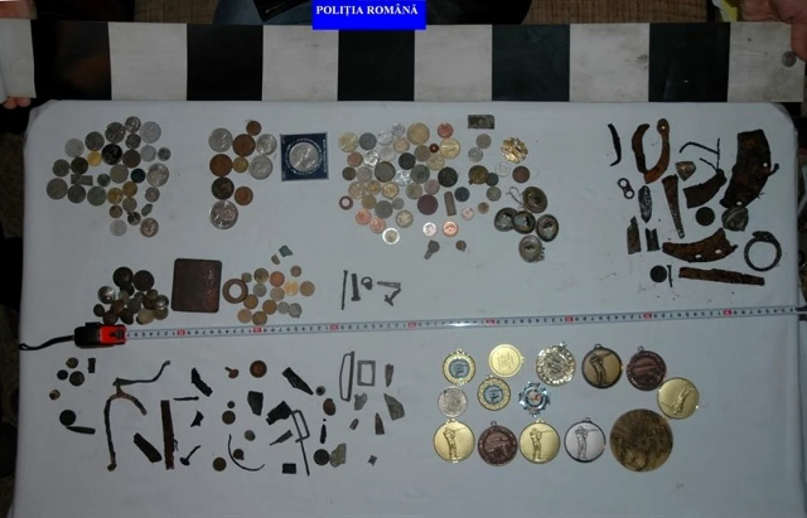 1000 de piese descoperite la căutători de comori din Ocnele Mari sustrase din situl arheologic Foto Poliţia Română