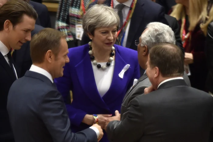 Theresa May discutând, la Bruxelles, cu premierul portughez Antonio Costa (dreapta), cancelarul austriac Sebastian Kurz (stânga) şi Donald Tusk FOTO EPA