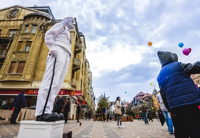 "Statuia" lui Charlie Chaplin în centrul Timişoarei FOTO A.Frenţescu