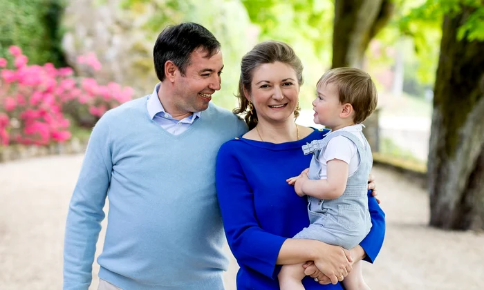 Guillaume si Stephanie de Luxembourg, cu fiul lor, Charles   pagina oficiala jpg