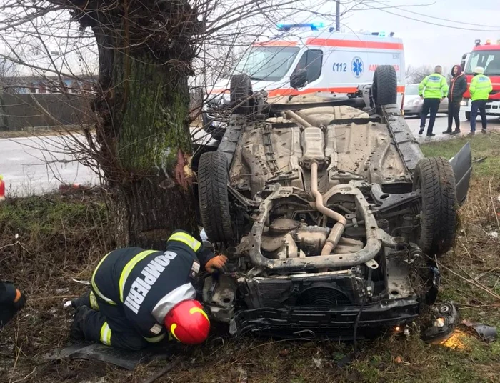 Maşina s-a răsturnat pe câmp FOTO ISU Ialomiţa