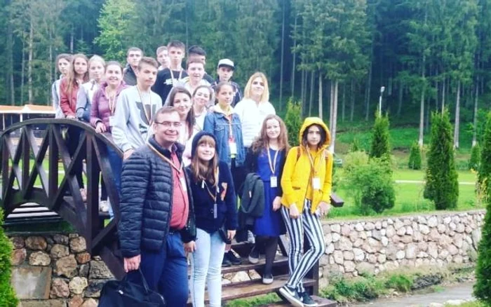 Profesorul Vasile Postolachi de la Rădăuţi Pruta bătut din poartă în poartă după donaţii, doar pentru a-i putea duce pe copiii nevoiaşi în excursii