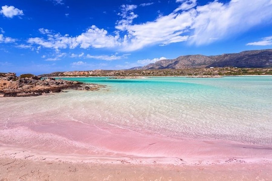 Paradisul roz din Creta. A fost votată a doua cea mai frumoasă plajă din lume