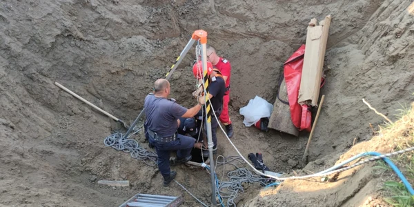 intervenţie dramatica in olt pentru salvarea unei femei de 80 ani - foto isu olt