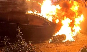 masina incendiata la locuinta lui starmer foto x png