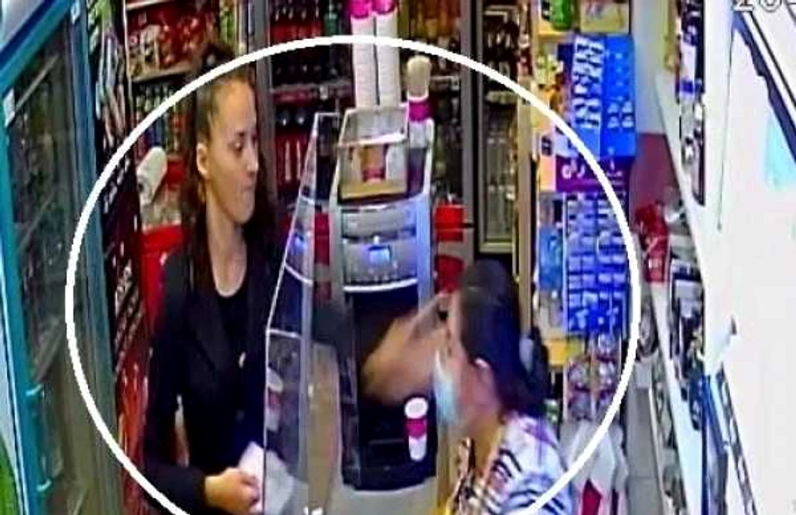 Tânăra a lovit-o pe vânzătoare doar pentru că aceasta i-a cerut să poarte mască. FOTO Captură video