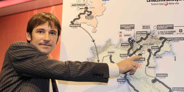 Rusul Denis Menchov indică presei traseul din Turul Italiei 2010