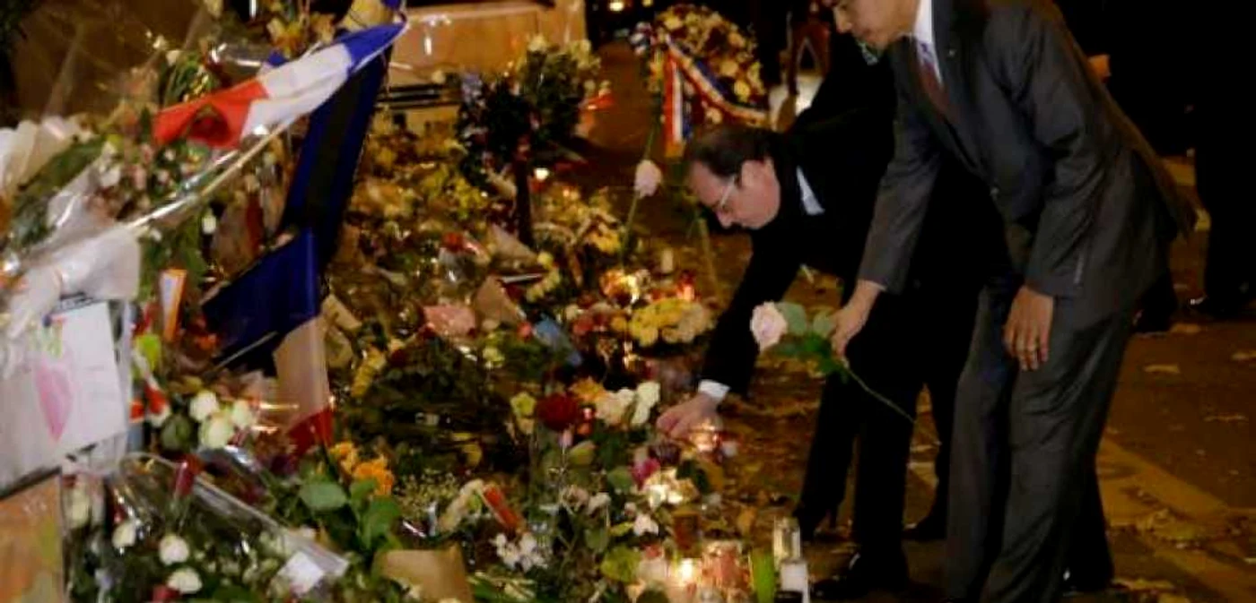 Preşedintele SUA, Barack Obama depune un trandafie la Bataclan