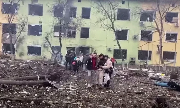 Razboi Ucraina spital copii maternitate Mariupol bombardat 9 10 martie 2022 FOTO AFP