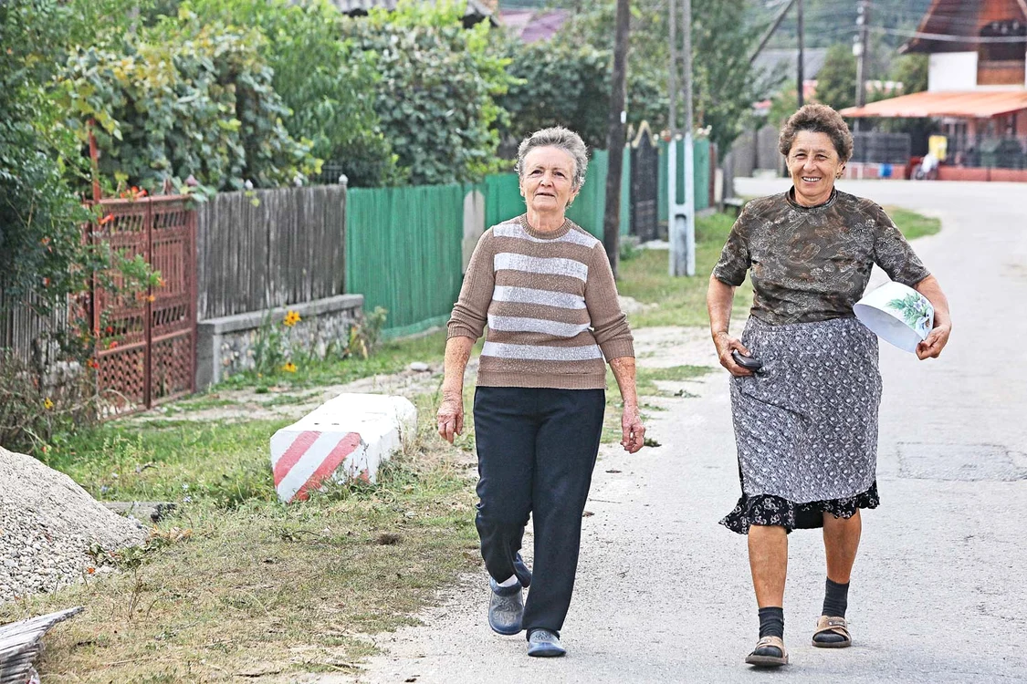 De când au auzit de divorţul Syda - EBa, vecinele familiei Ionescu au disecat pe toate părţile problema 