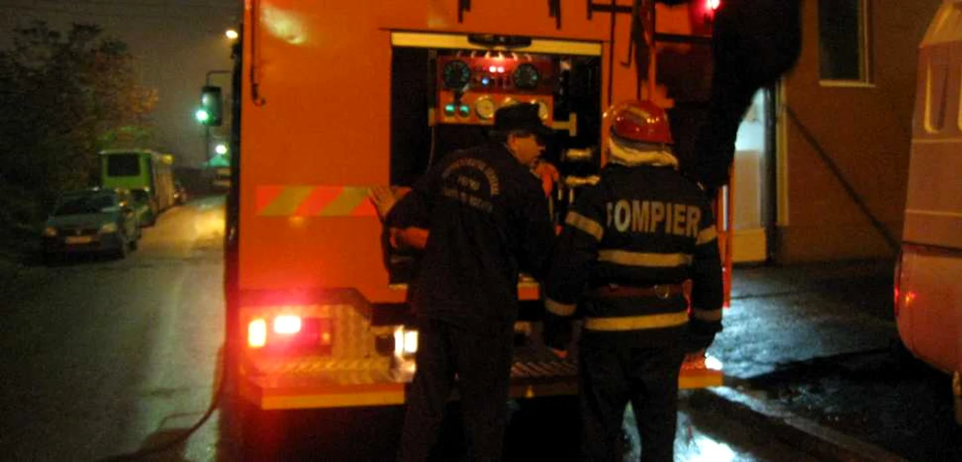 Pompierii au stins focul după mai bine de două ore. FOTO: ARHIVĂ ADEVĂRUL