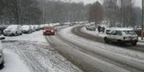Şoferii care rămân înzăpeziţi pot suna la Comandamentul de Iarnă 