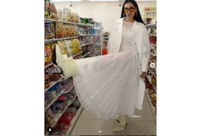 Dua Lipa cu încălțări create de românca Ancuța Sarca. Foto: Instagram