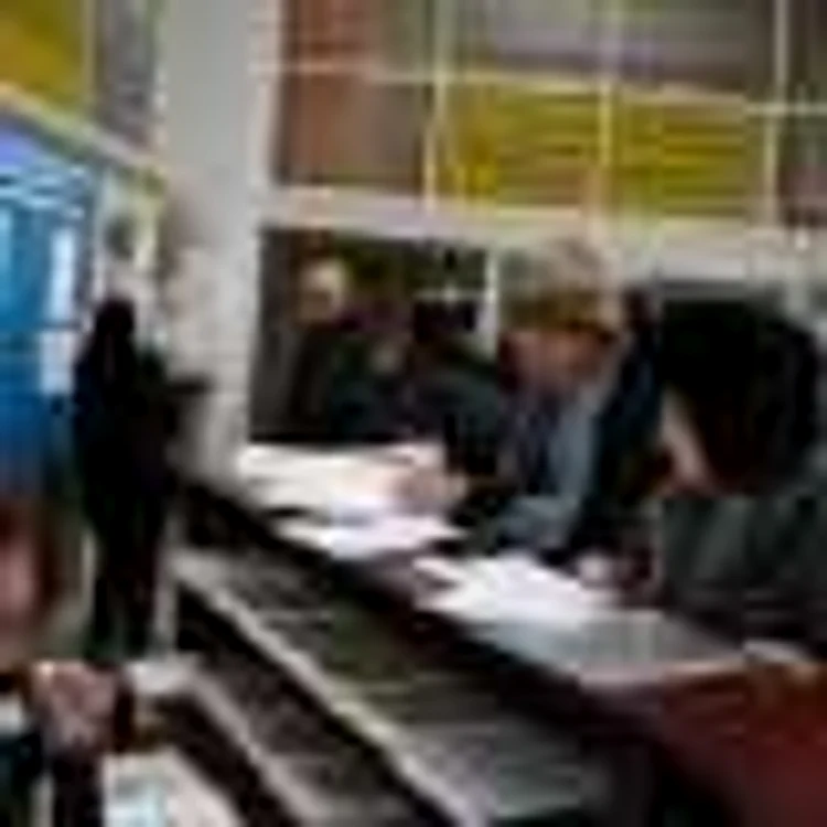 Zeci de şomeri vin zilnic la AJOFM, în încercarea de a găsi un job