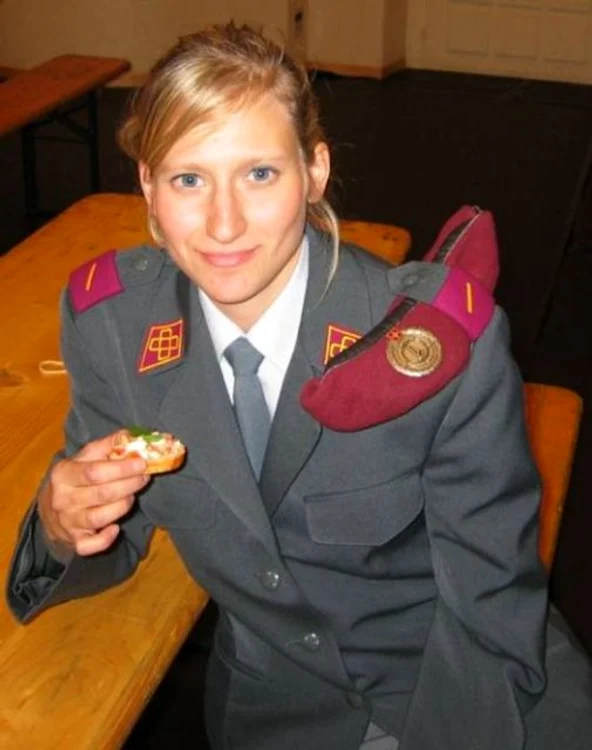 Cele mai frumoase femei soldat din lume - Elveţia are femei atrăgătoare şi curajoase