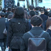 japonezi cu spatele pe strada shutterstock 1832541853 jpg