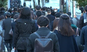 japonezi cu spatele pe strada shutterstock 1832541853 jpg